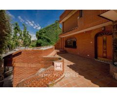 Vivienda unifamiliar con piscina y parcela de 501 m2 en Somosaguas