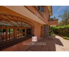 Vivienda unifamiliar con piscina y parcela de 501 m2 en Somosaguas