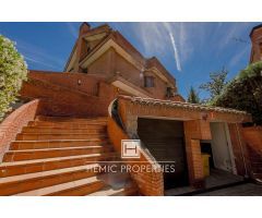 Vivienda unifamiliar con piscina y parcela de 501 m2 en Somosaguas