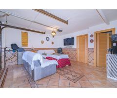 ENCANTADORA CASA RÚSTICA DE 3 PLANTAS CON PATIO Y TERRAZA, ¡LISTA PARA ENTRAR A VIVIR!