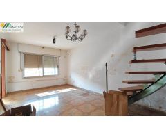 EN VENTA CASA ADOSADA PAREADA ZONA PISCINA MUNICIPAL