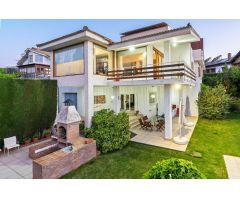 Extraordinaria Villa en urbanización Los Cerezos II de Gójar