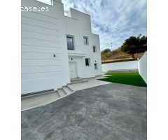 Villa de nueva construcción con 4 dormitorios en Nerja