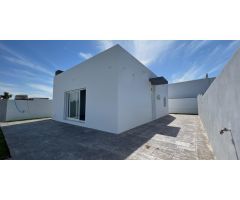 Chalet en Chiclana de la Frontera con piscina y jardín