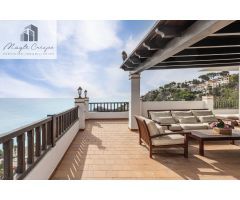 Exclusivo ático en Marina del Este con terraza de 100 m2, garaje, piscina y vistas al mar