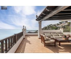 Exclusivo ático en Marina del Este con terraza de 100 m2, garaje, piscina y vistas al mar