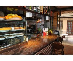 Fantástico bar-restaurant al lado del Passeig del Mar