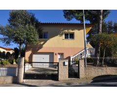 Casa con una gran terraza y un precioso jardín con piscina