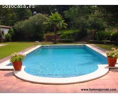 Preciosa casa con piscina y un gran terreno en el Golf Costa Brava