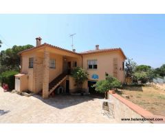 Casa de estilo árabe en Roca de Malvet con una encantadora zona de piscina