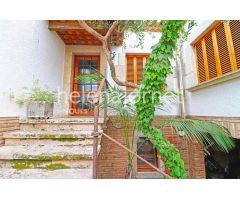 Maravillosa casa con jardín en el centro del pueblo 