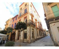 Local comercial de estilo modernista en el centro en una de las calles más comerciales del pueblo