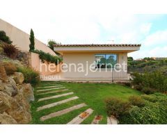 Casa con jardín y piscina en la urbanización Mas Nou