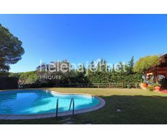 CASA DE UNA SOLA PLANTA CON PORCHE, JARDÍN CON PISCINA MUY BIEN SITUADA EN SAGARÓ