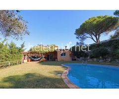 CASA DE UNA SOLA PLANTA CON PORCHE, JARDÍN CON PISCINA MUY BIEN SITUADA EN SAGARÓ