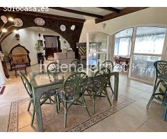 Fantástico chalet con piscina en la urbanización Vescomtat de Cabanyes