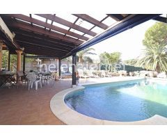 Fantástico chalet con piscina en la urbanización Vescomtat de Cabanyes