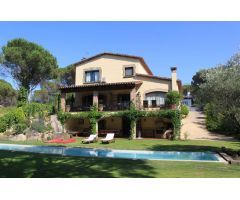 Precioso chalet con piscina privada en la urbanización Golf Costa Brava, en Santa Cristina d’Aro con