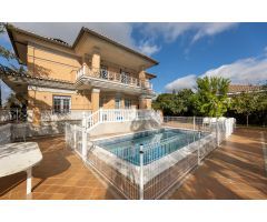 VILLA DE LUJO EN URBANIZACIÓN MONTELUZ