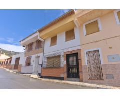 Casa y nave en Alomartes