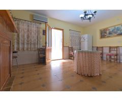 Casa y nave en Alomartes