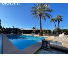 Chalet de dos plantas con 4 habitaciones y Piscina en Carretera de Santa Pola.