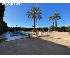 Chalet de dos plantas con 4 habitaciones y Piscina en Carretera de Santa Pola.