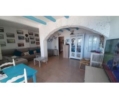 Vivienda 3 dormitorios y dos baños en planta baja con garaje y sótano frente al mar en Villaricos.