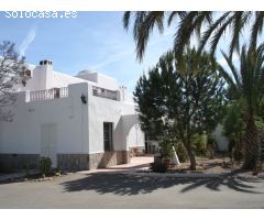 Casa con terreno, cuatro dormitorios, finca, cortijo y restaurante en Vera