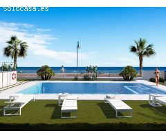 Bungalow con gran terraza y con piscina desbordante en primera línea de playa.