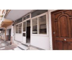 Bajo a reformar en Calle Mayor con patio y tres dormitorios en Garrucha