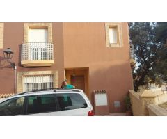 Triplex de 3 dormitorios con terraza y garaje privado en Palomares