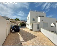 Chalet independiente con 6 habitaciones y piscina en zona pueblo indalo de Mojacar