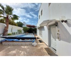 Chalet independiente con 6 habitaciones y piscina en zona pueblo indalo de Mojacar
