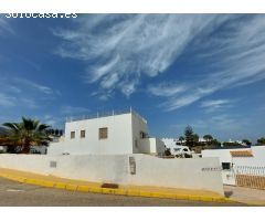 Chalet independiente con 6 habitaciones y piscina en zona pueblo indalo de Mojacar