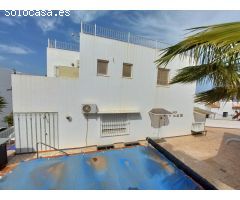 Chalet independiente con 6 habitaciones y piscina en zona pueblo indalo de Mojacar