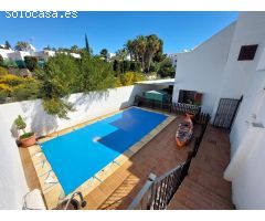 Casa chalet con 6 habitaciones y piscina privada en zona de pueblo indalo de Mojácar