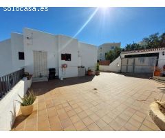 Casa chalet con 6 habitaciones y piscina privada en zona de pueblo indalo de Mojácar