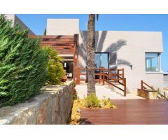 Chalet de 3 dormitorios, 3 baños y vistas al mar en Marina de la Torre