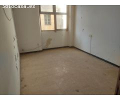 AMPLIA VIVIENDA CON EXCELENTE UBICACIÓN CÉNTRICA