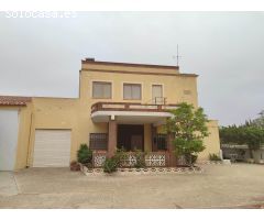 CHALET CON PISCINA MUY CERCA DEL CASCO URBANO