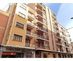 VIVIENDA MUY CENTRICA SEMIREFORMADA Y CON GARAJE