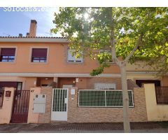 ESTPUENDA CASA ADOSADA REFORMADA CON PATIO Y GARAJE