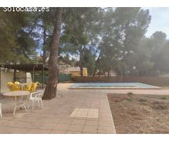 CHALET EN LAS FUENTECICAS CON PISCINA EN ZONA URBANA