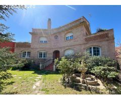 SE VENDE LUJOSO CHALET DE 4 PLANTAS CON ASCENSOR Y PISCINA PROPIA EN MONTECANAL