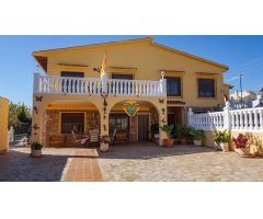 VILLA CON DOS VIVIENDAS INDEPENDIENTES EN LA NUCIA!!!