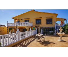 VILLA CON DOS VIVIENDAS INDEPENDIENTES EN LA NUCIA!!!