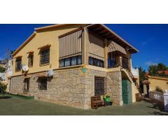 VILLA CON DOS VIVIENDAS INDEPENDIENTES EN LA NUCIA!!!