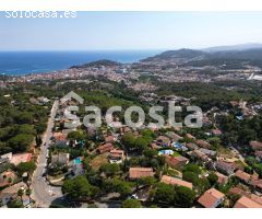 Esquinero solar con panoramicai vistas al mar en Lloret de Mar