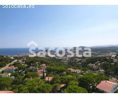 Esquinero solar con panoramicai vistas al mar en Lloret de Mar